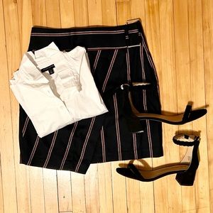 White button up dress shirt from Banana Republic with accented collar. Not worn